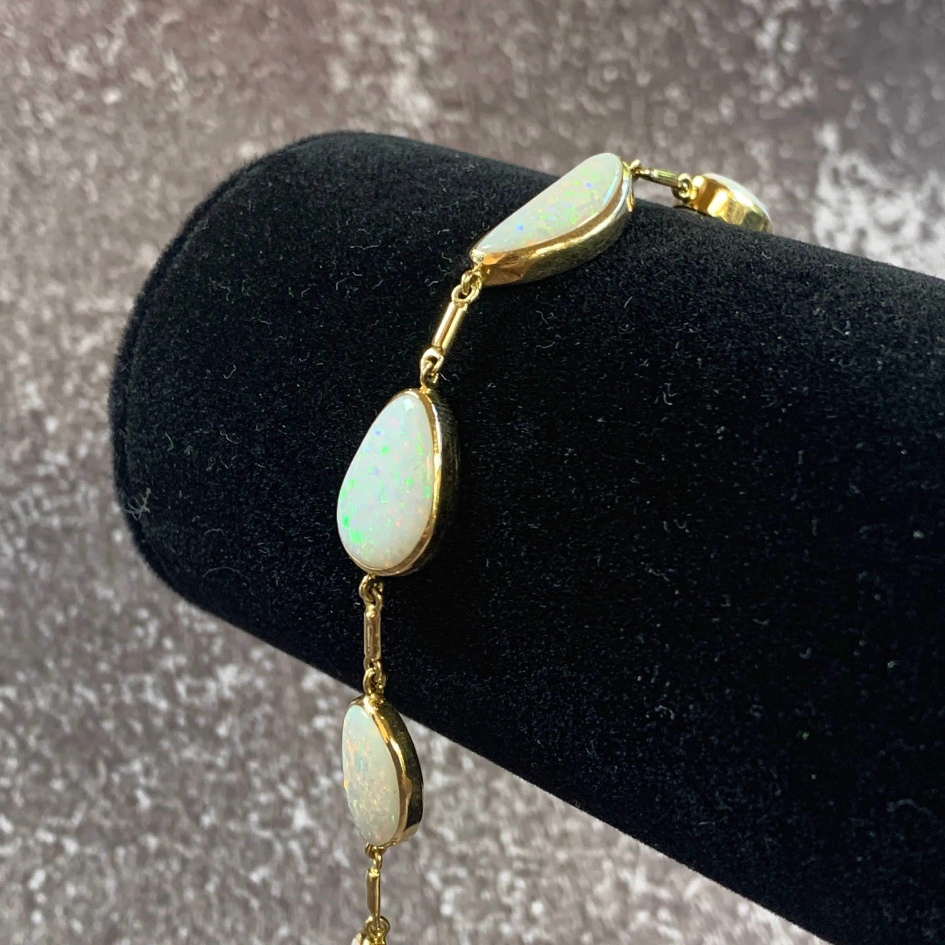 18kt Yellow Gold White Opal freeform 12.5ct bracelet
