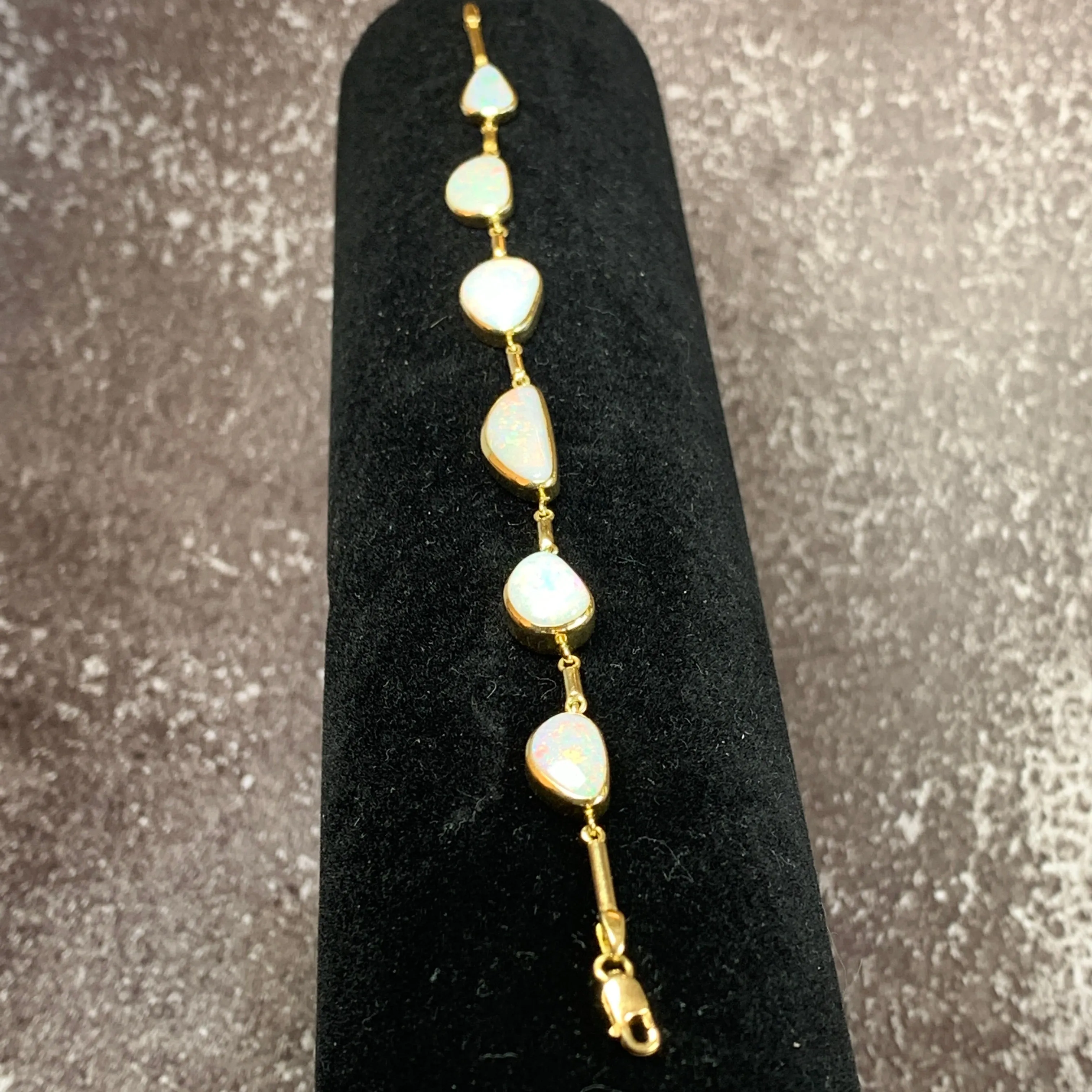 18kt Yellow Gold White Opal freeform 12.5ct bracelet