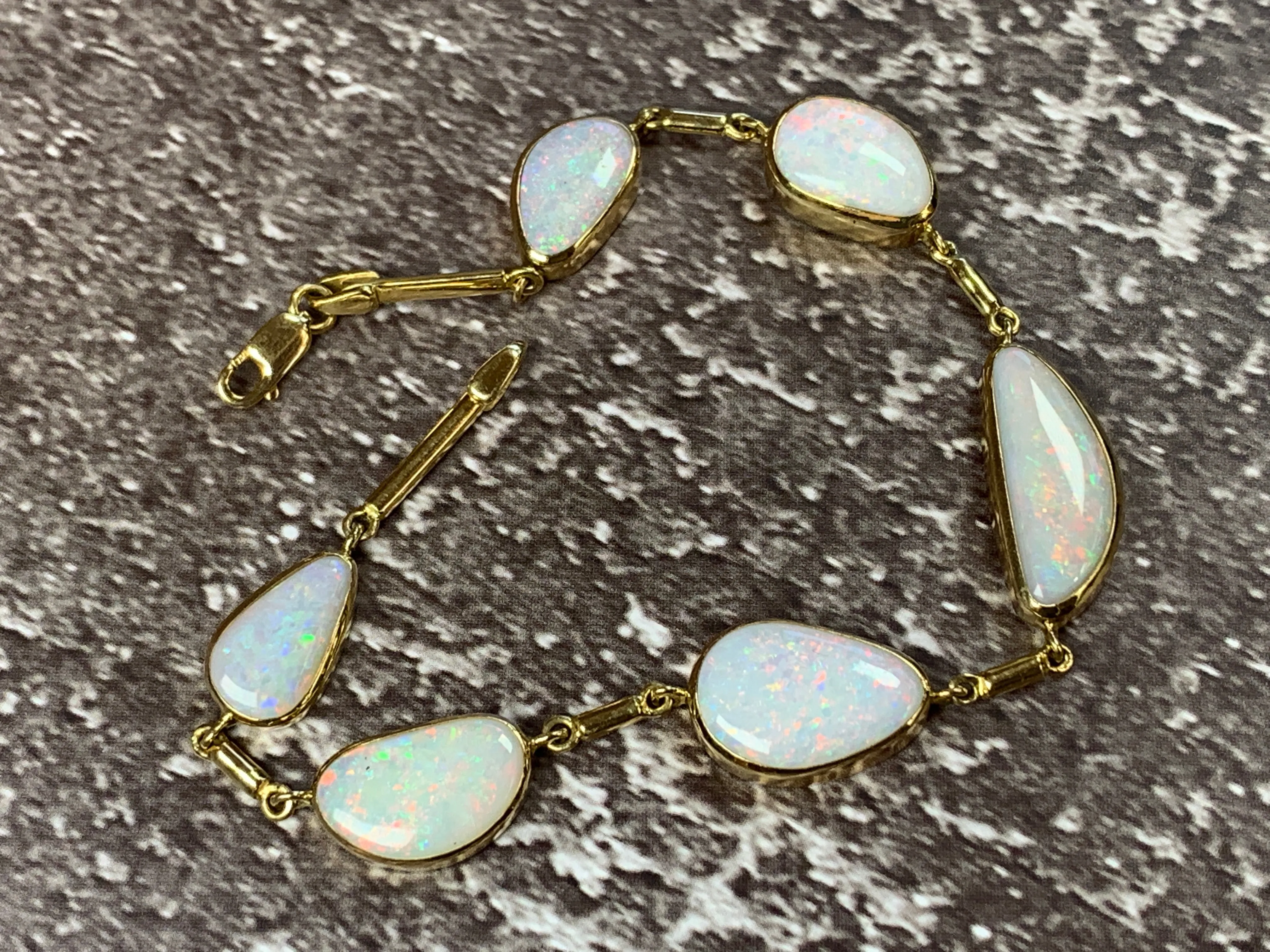 18kt Yellow Gold White Opal freeform 12.5ct bracelet