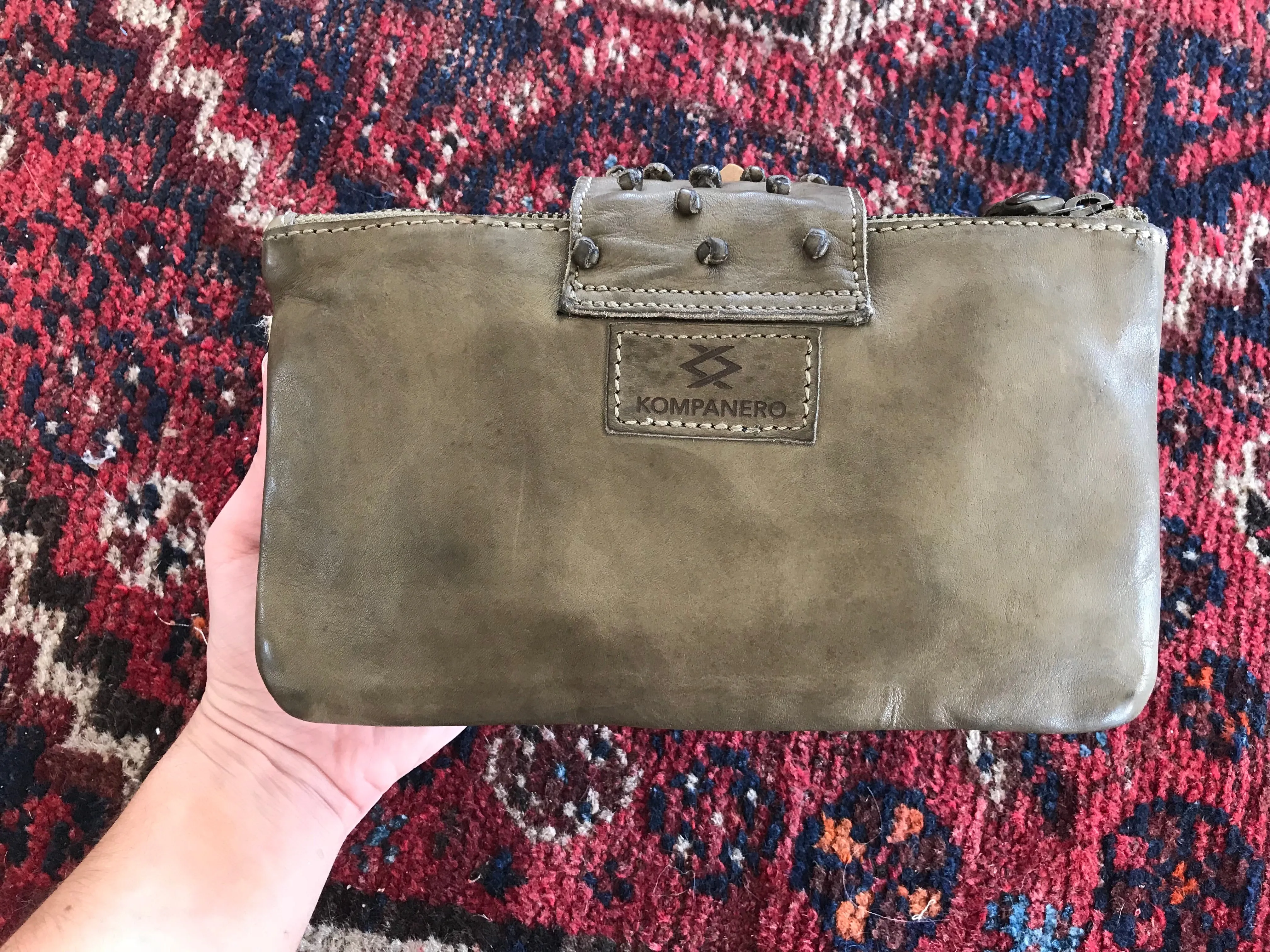 Kompanero: Page - Olive
