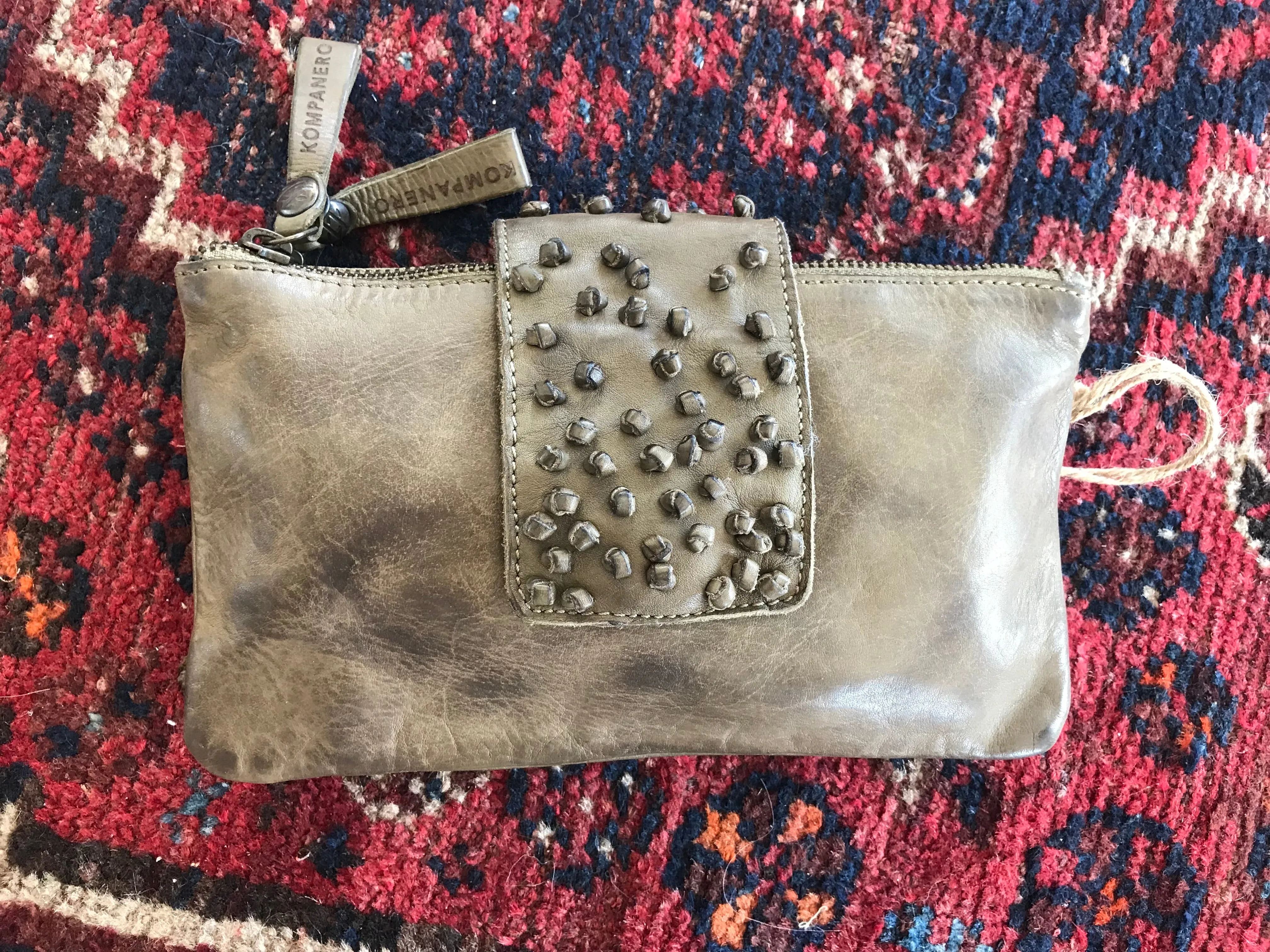 Kompanero: Page - Olive