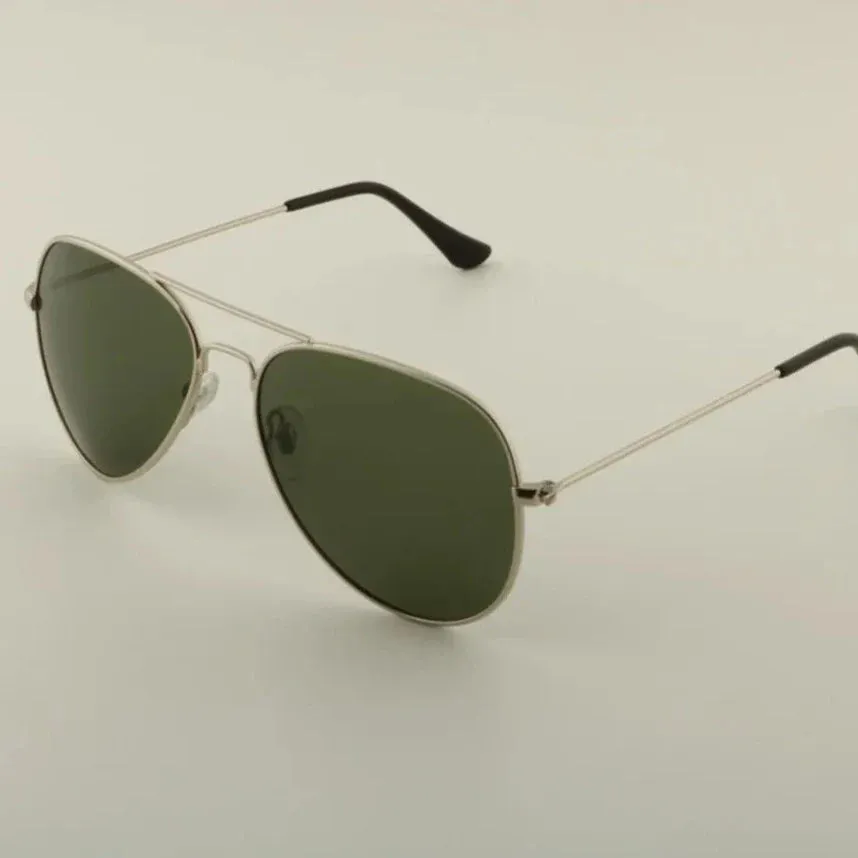Polarized Aviator Sunglasses with UV Protection for Stylish Eye Safety