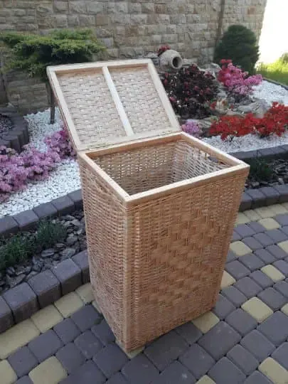 Wicker laundry basket with lid