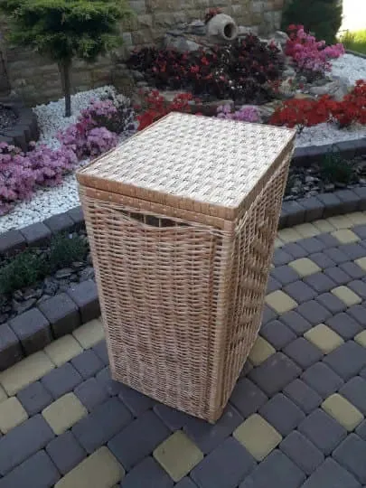 Wicker laundry basket with lid
